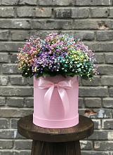 Цветочная композиция из Гипсофила и Розы в шляпной коробке в Излучинске