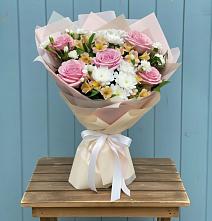Букет цветов из:  Гвоздики, Орхидеи и Розы в Излучинске
