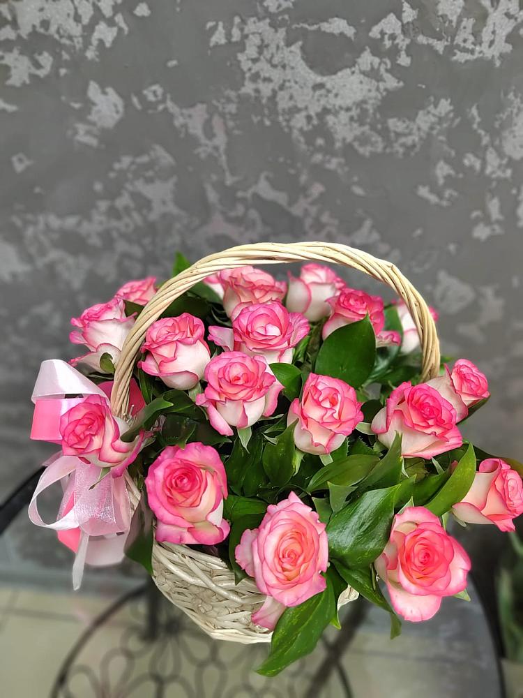 Цветочная композиция из Розы в корзине в Излучинске