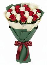 Букет Микс из красных и белых роз в Излучинске