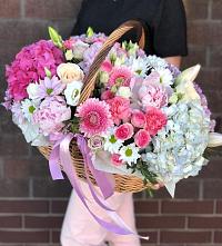 Цветочная композиция из Розы, Хризантемы, Пионы и Лизиантусы в корзине в Излучинске