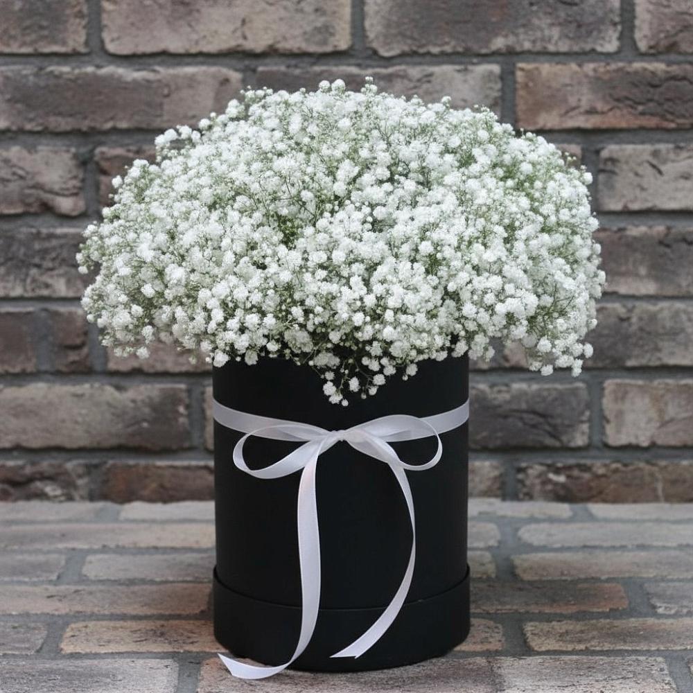 Цветочная композиция из Гипсофила в шляпной коробке в Излучинске