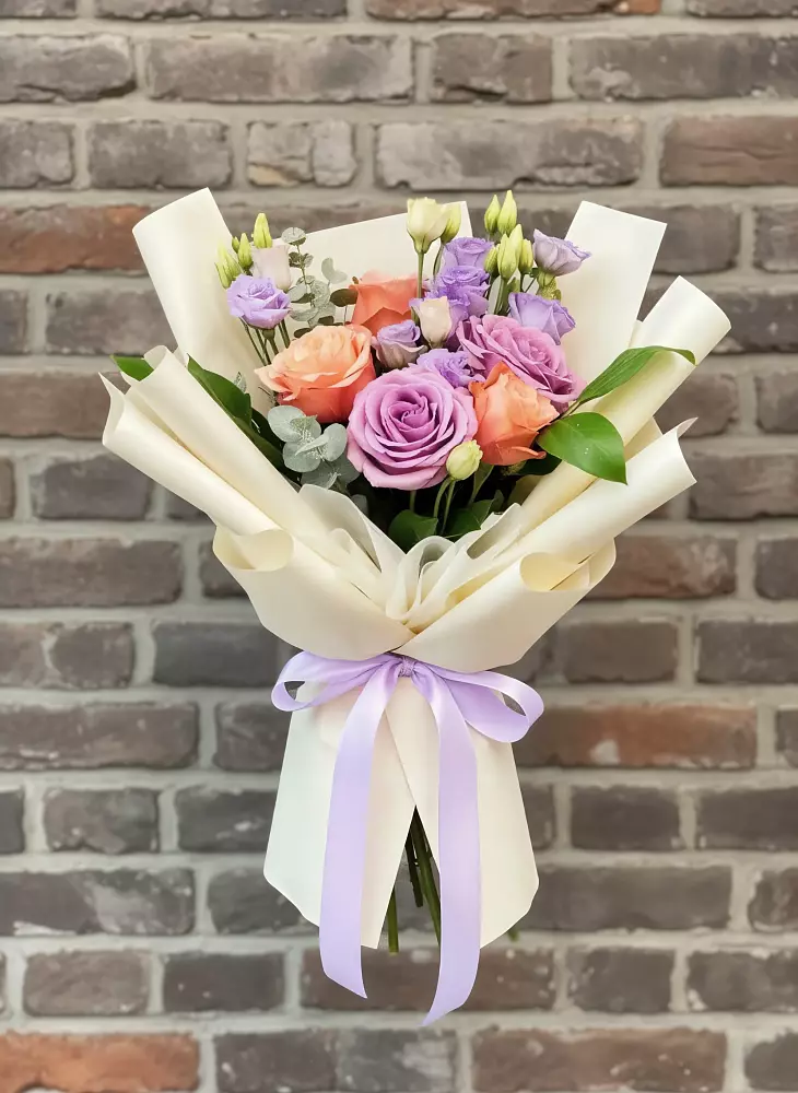 Букет цветов из: Лизиантусы и Розы в Излучинске