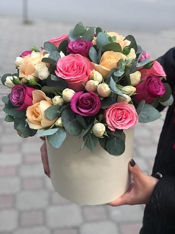 Цветочная композиция из Розы в шляпной коробке в Излучинске