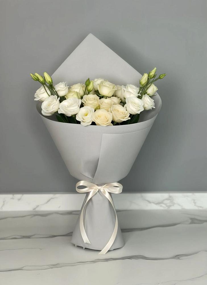 Букет цветов из: Розы и Лизиантусы в Излучинске