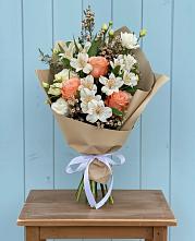 Букет цветов из:  Альстромерии, Лизиантусы, Розы и Хризантемы #REPLACE_PRED# Излучинске