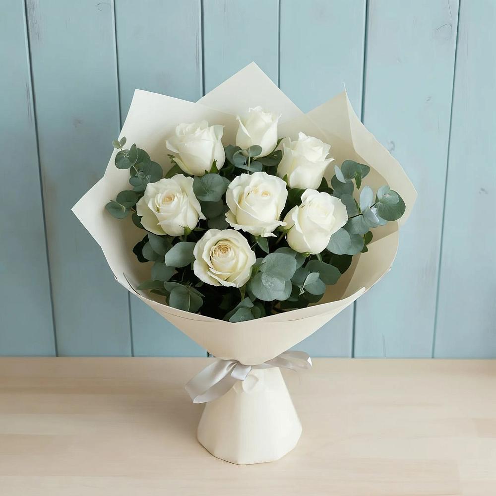 Букет Белые розы в Эвкалипте в Излучинске