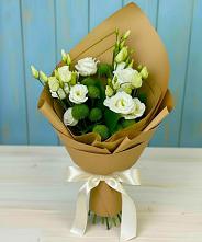 Букет цветов из:  Хризантемы и Лизиантусы в Излучинске