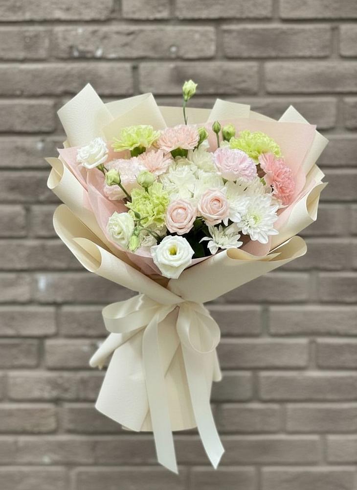 Букет цветов из: Гвоздики, Розы, Лизиантусы и Хризантемы в Излучинске