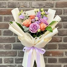 Букет цветов из:  Лизиантусы и Розы в Излучинске