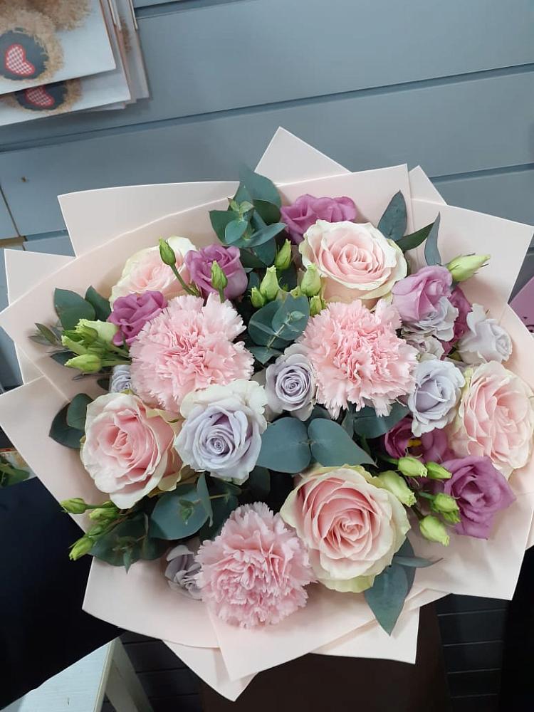 Букет цветов из: Розы, Гвоздики и Лизиантусы в Излучинске